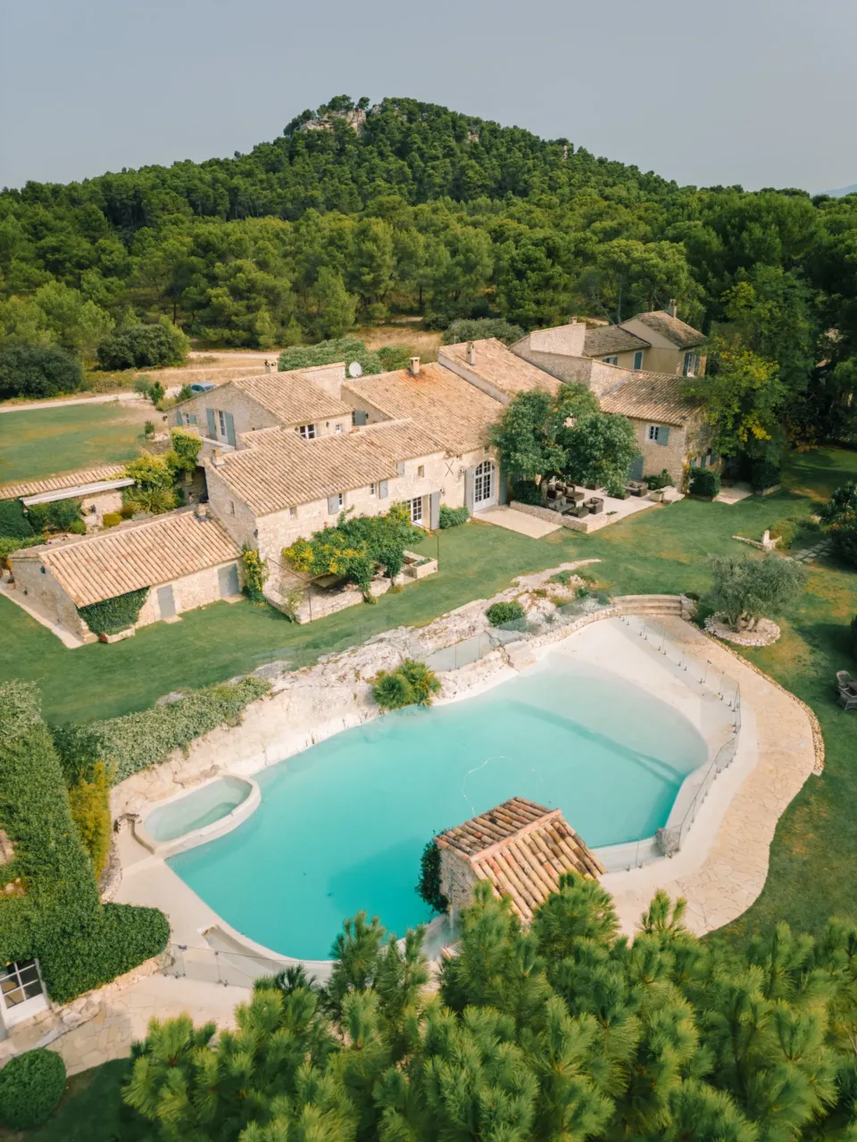 Vue aérienne Mas en Provence en pierre et piscine. Mas de Prestige en Provence
