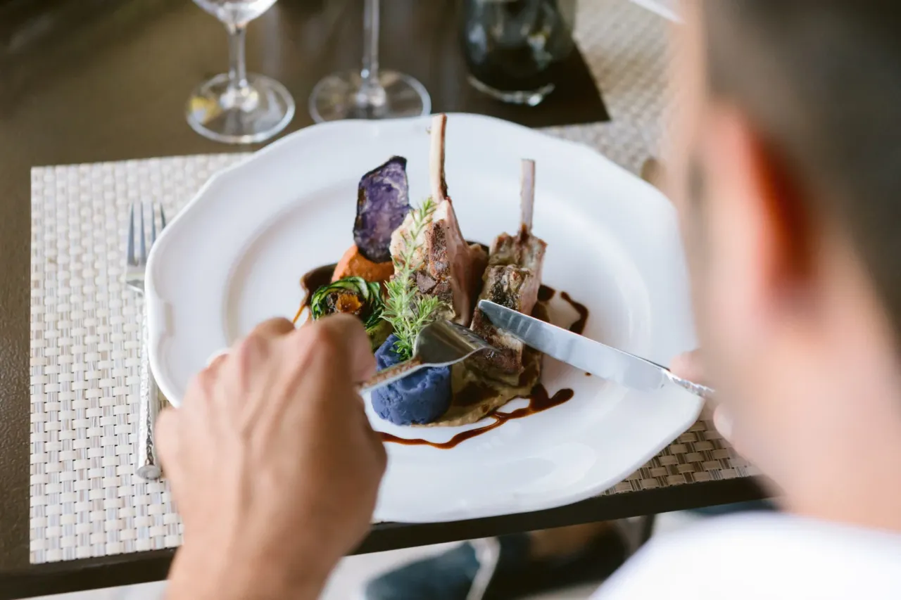Personne mange plat gastronomique avec couteau et fourchette dans notre Restaurant situé à Orgon