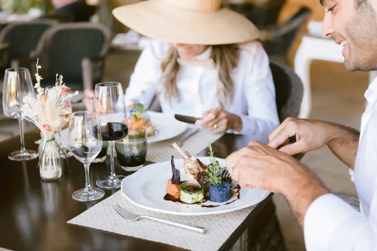 Personnes dégustant un repas gastronomique au Restaurant situé à Orgon.