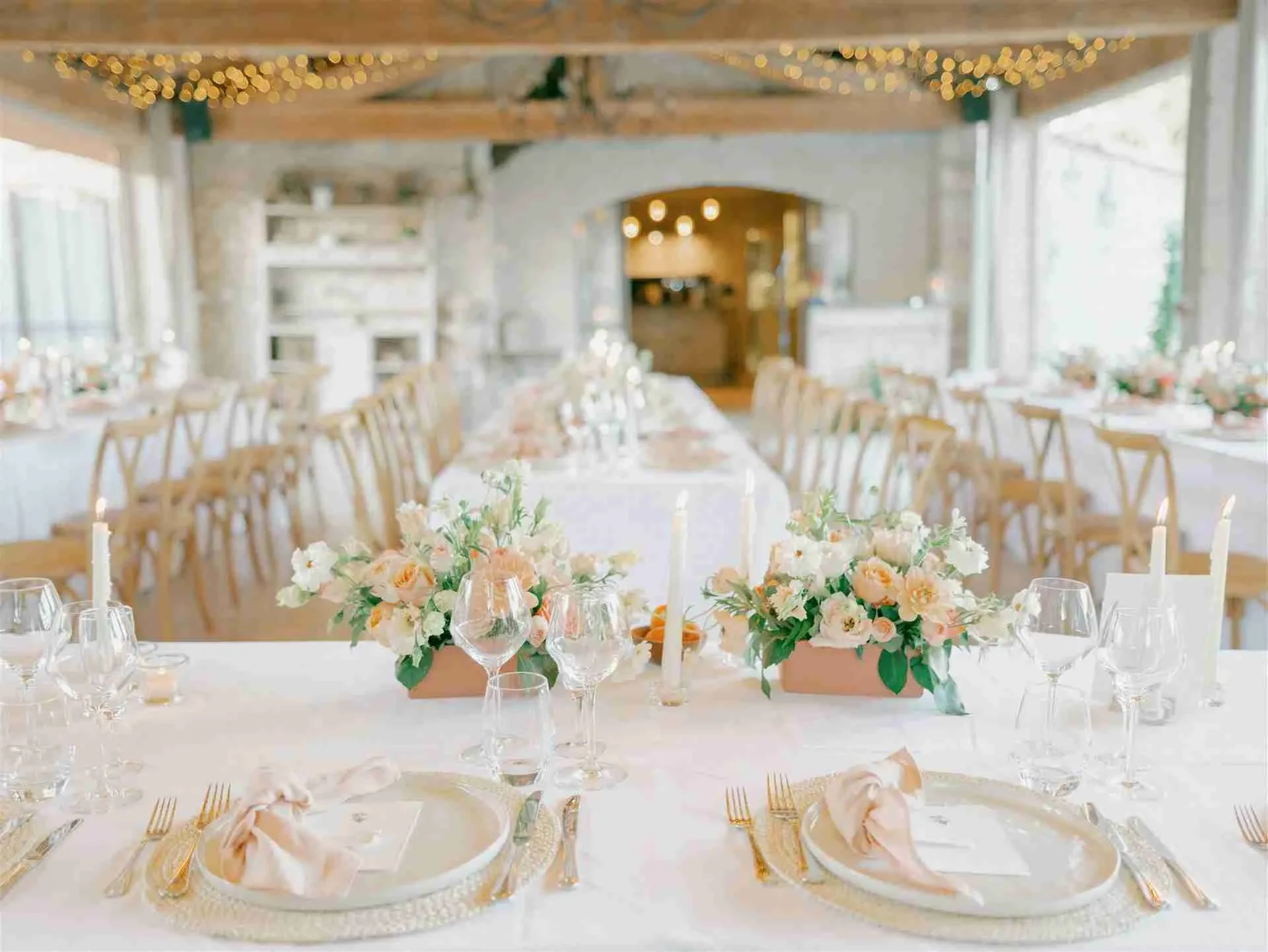 Table de banquet élégamment décorée avec fleurs et bougies. Mariage Saint Remy de Provence