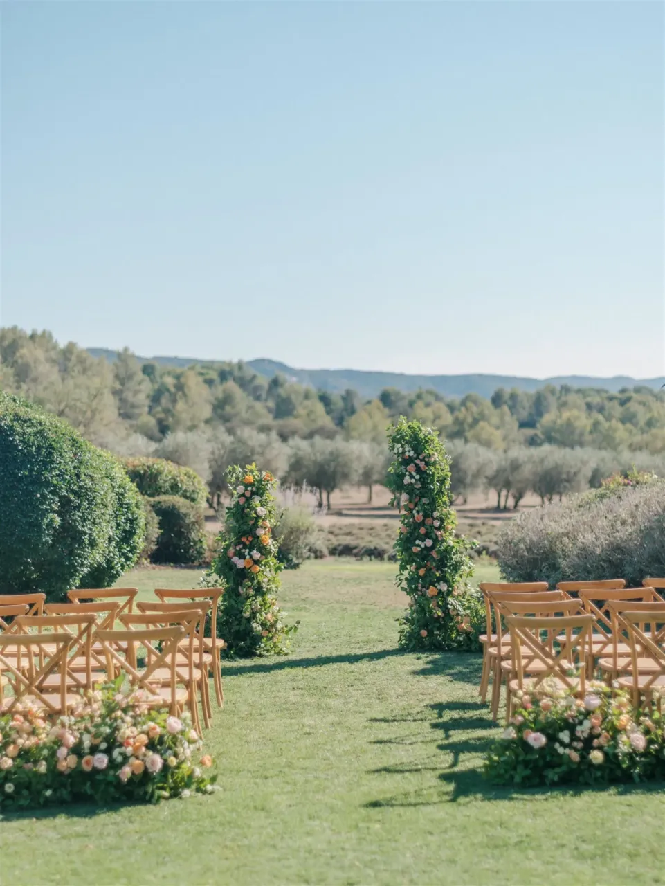 Cérémonie de mariage en plein air avec chaises décorées.