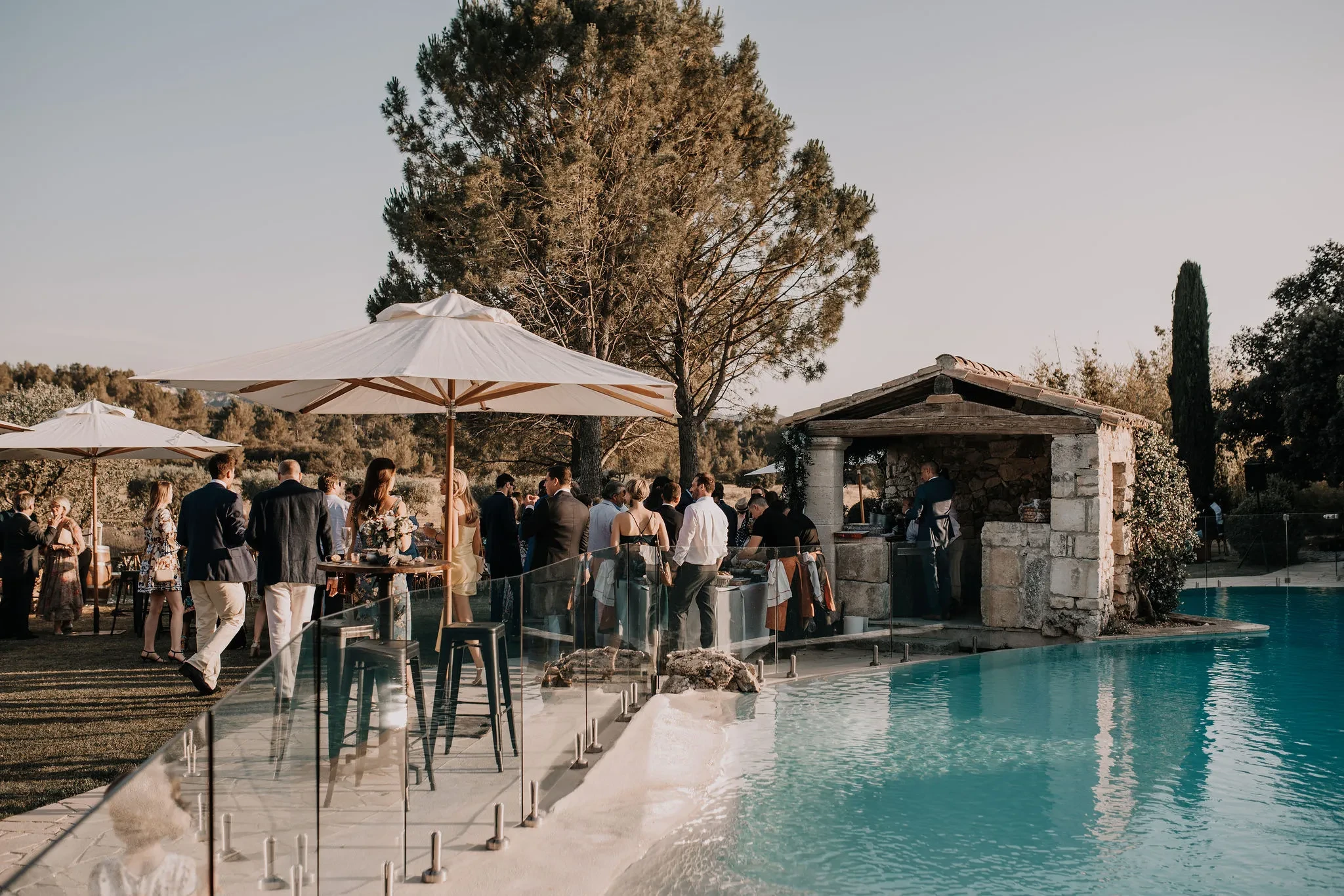 Réception en plein air près d'une piscine.