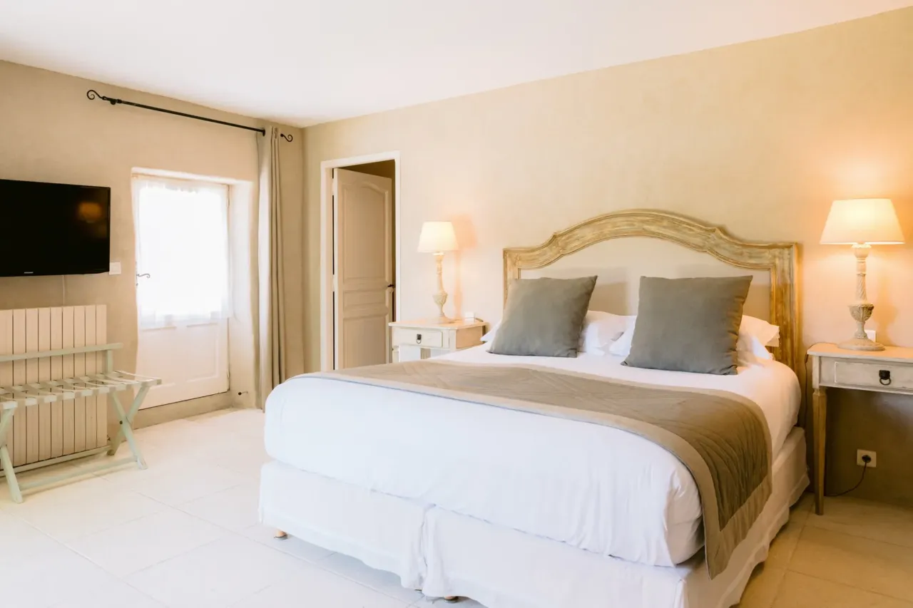 Domaine Saint Rémy de Provence avec chambre confortable avec lit double et lumière douce.