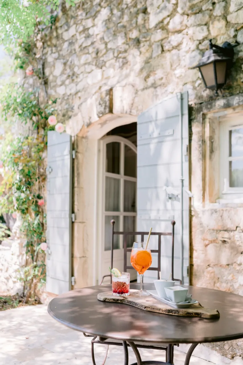 Table extérieure avec boissons et ambiance rustique