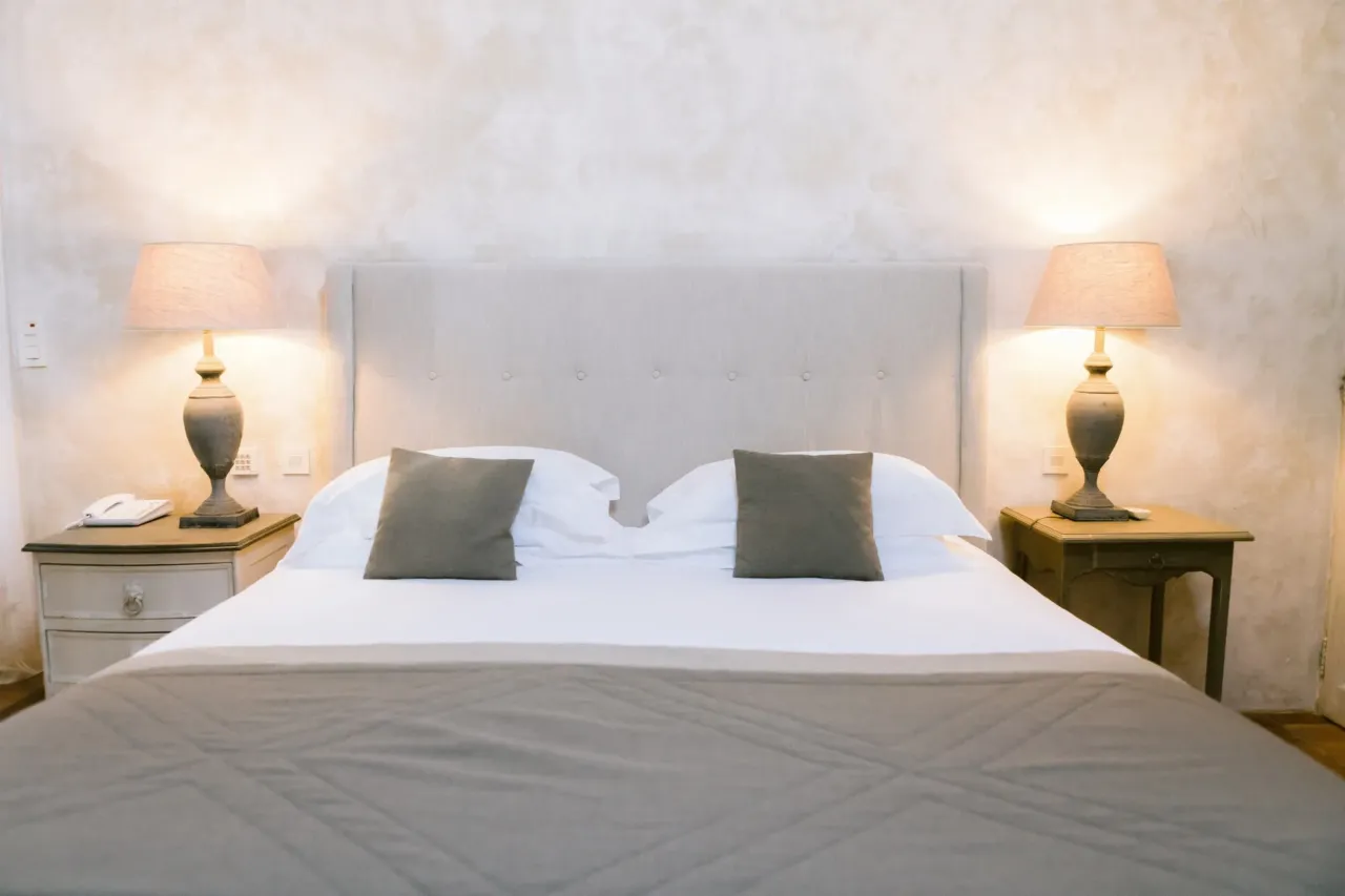 Domaine Saint Rémy de Provence avec chambre avec lit double et lampes de chevet.