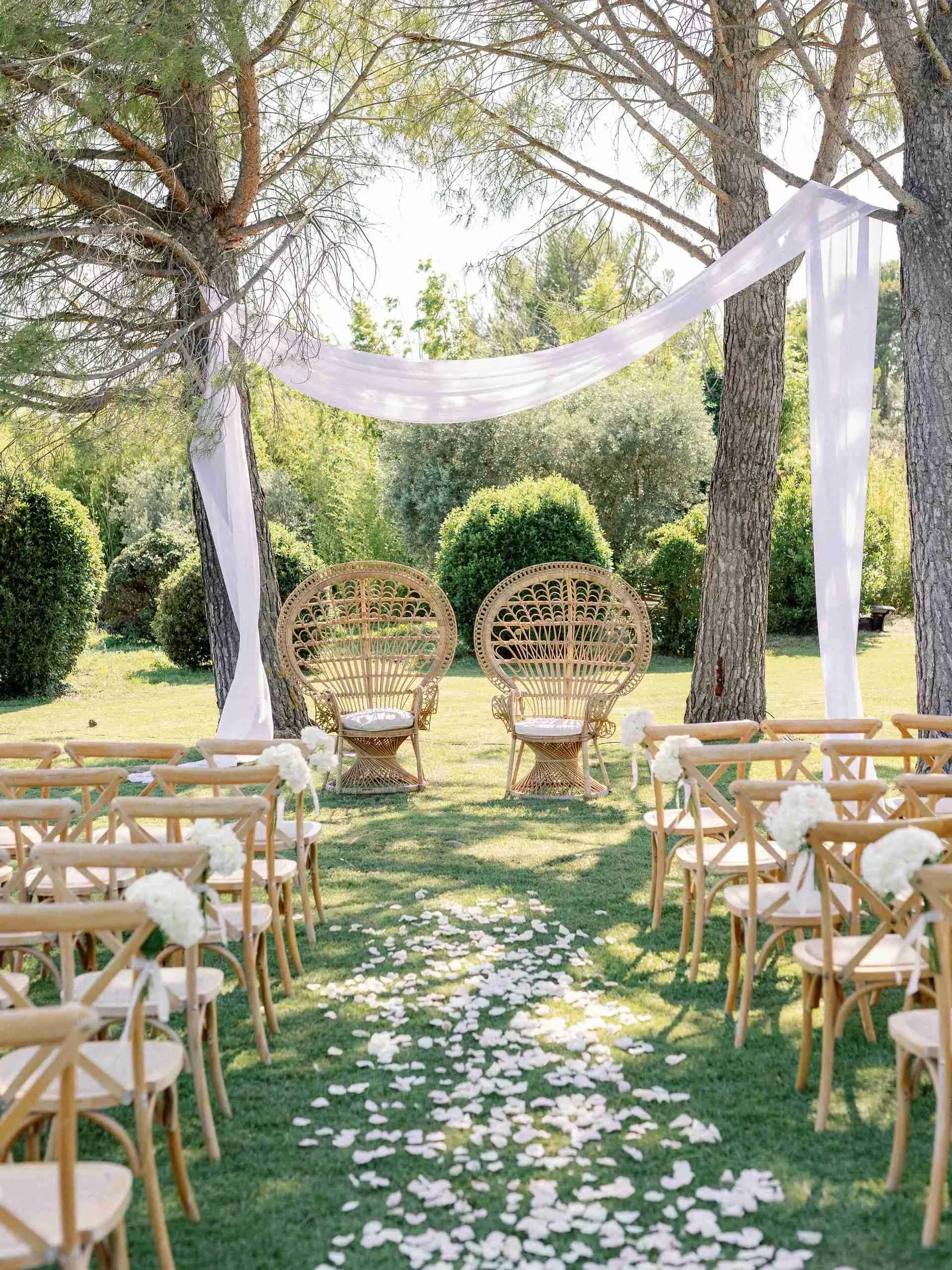 Allée fleurie vers un autel de mariage extérieur. Mariage Saint Remy de Provence