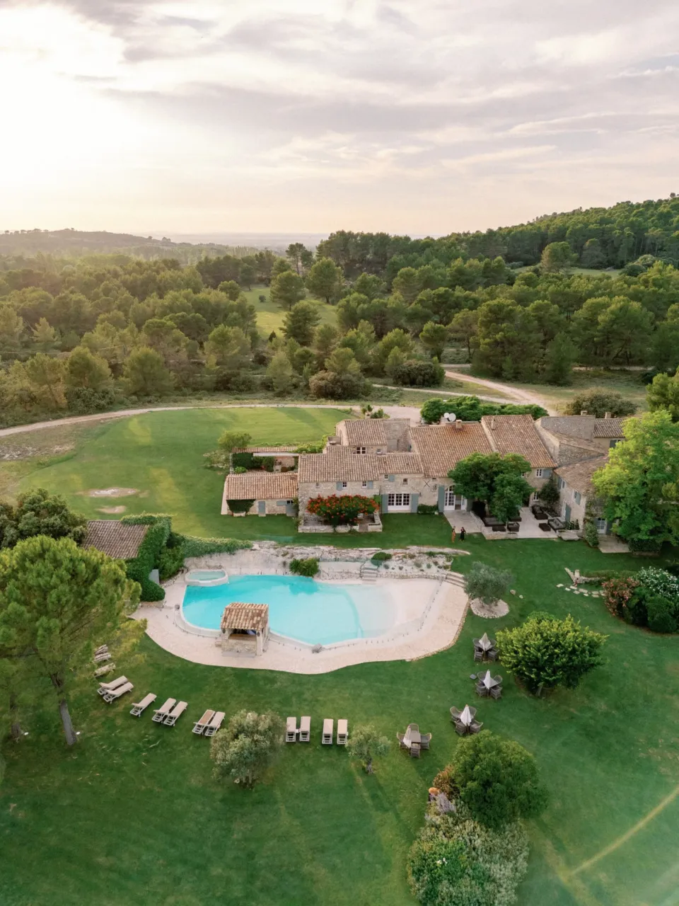 Mas en Provence avec piscine entourée de verdure.