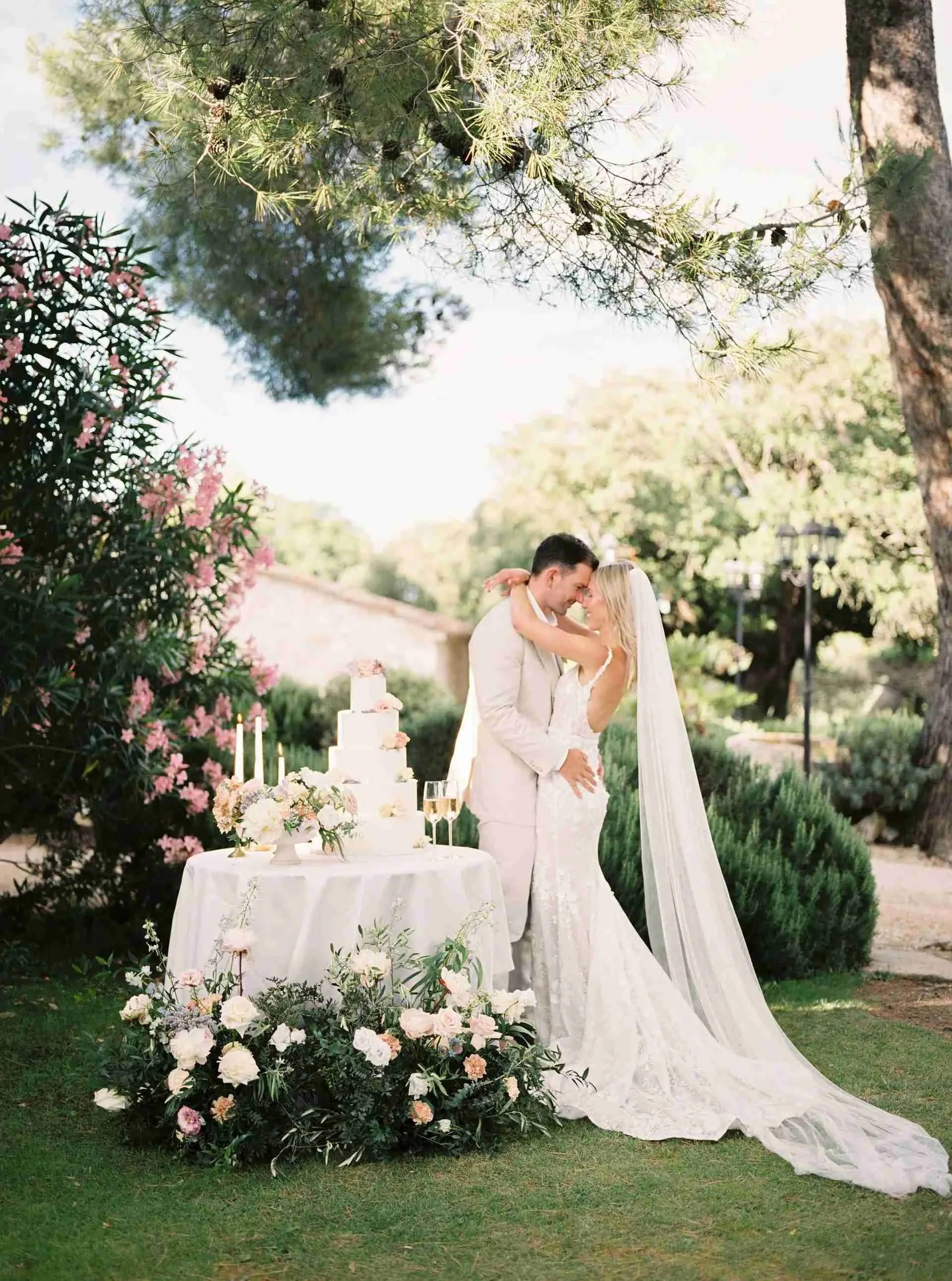 Couple de mariés embrassant devant le gâteau. Mariage Saint Remy de Provence