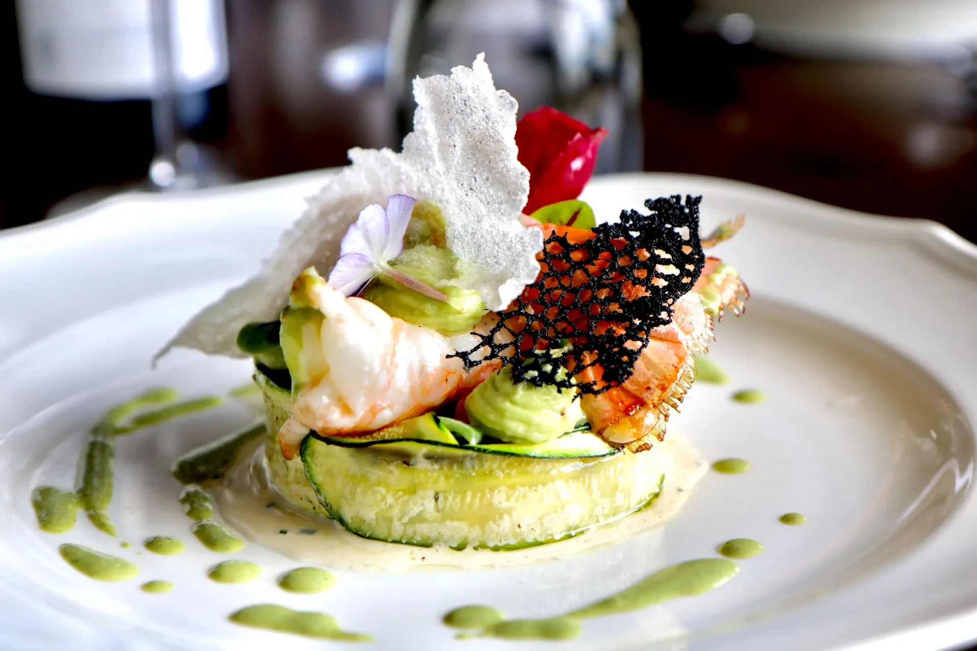 Restaurant situé à Orgon Plat gastronomique avec crevettes et décoration raffinée.