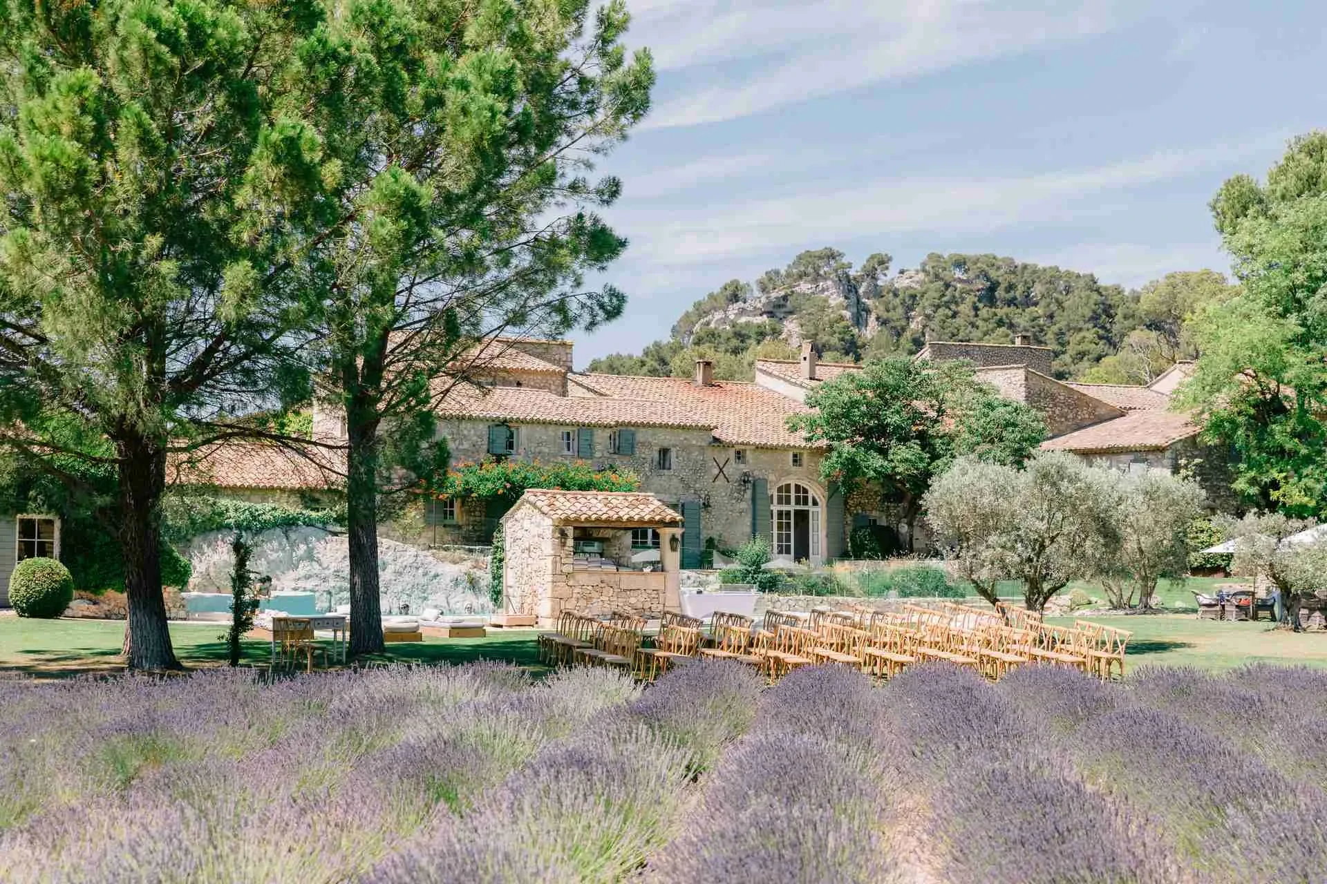 Bâtiment en pierre provençale entouré de champs de lavande. Mariage Saint Remy de Provence
