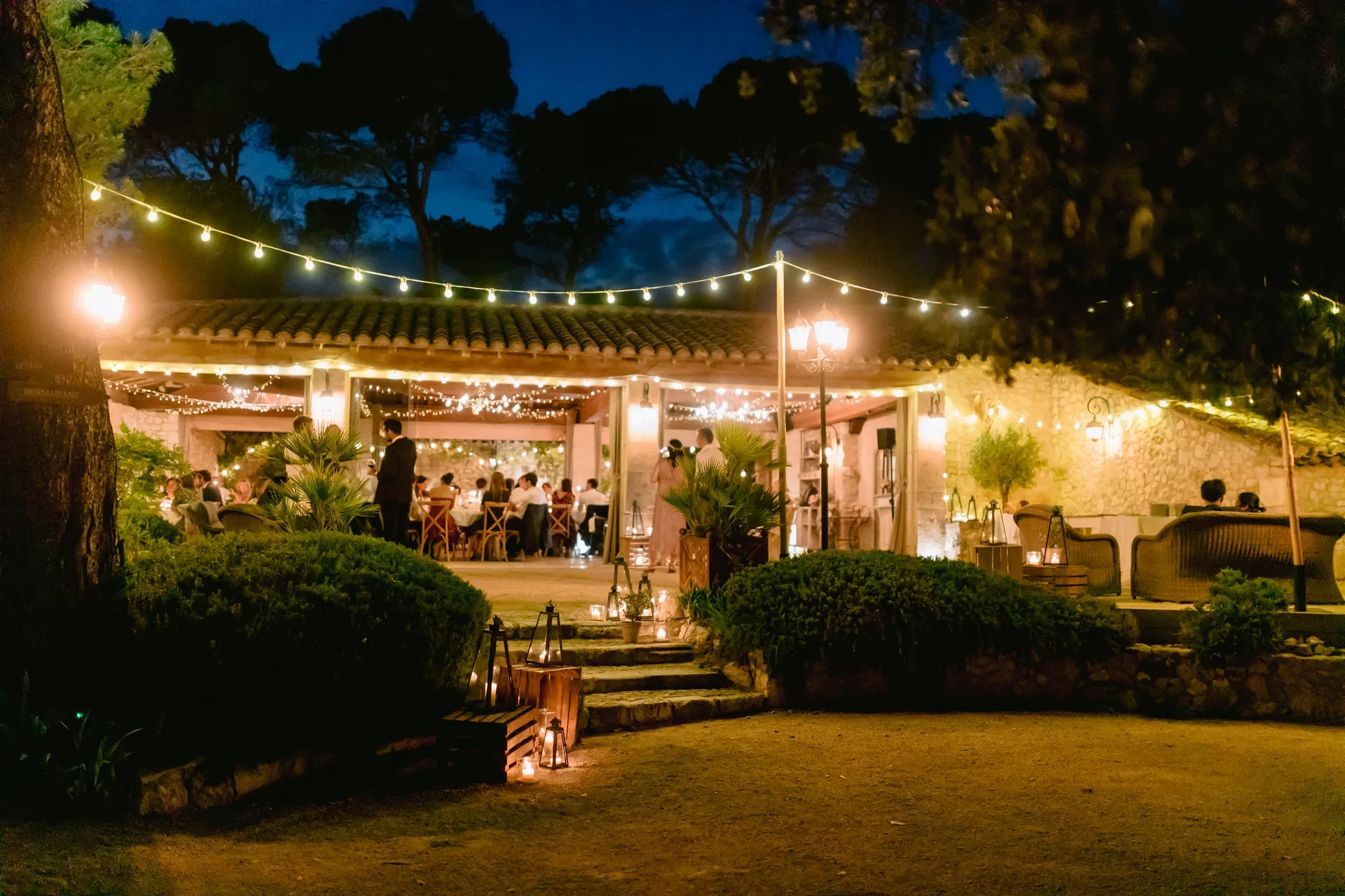Mariage en soirée avec décorations lumineuses festives.