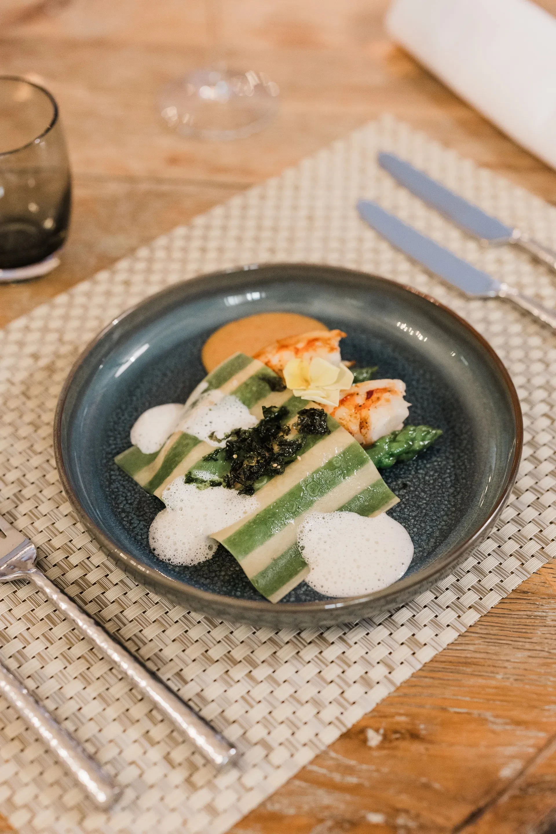 Assiette gastronomique élégante avec pâtes et garniture. Restaurant situé à Orgon