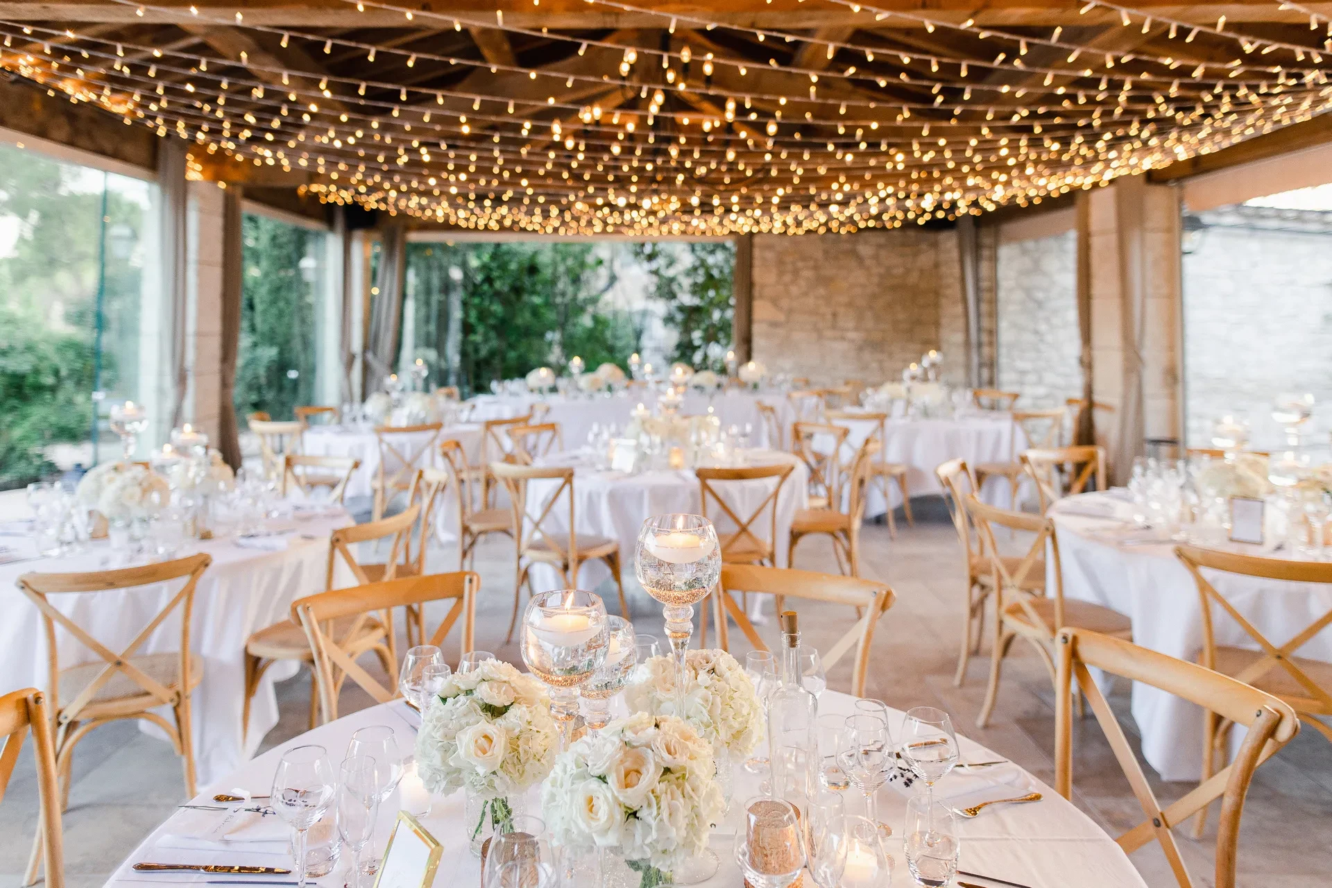Salle de réception élégante avec tables décorées.