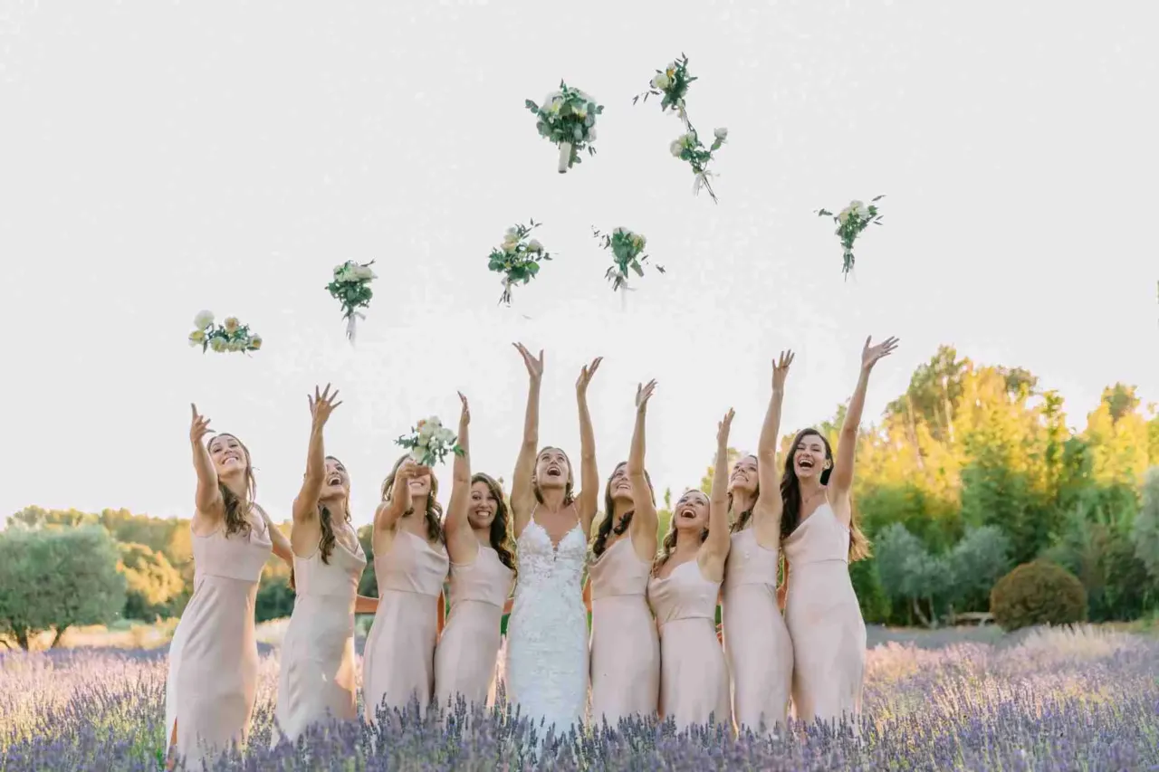 Mariée et demoiselles d'honneur lancent bouquets en l'air. Mariage Saint Remy de Provence
