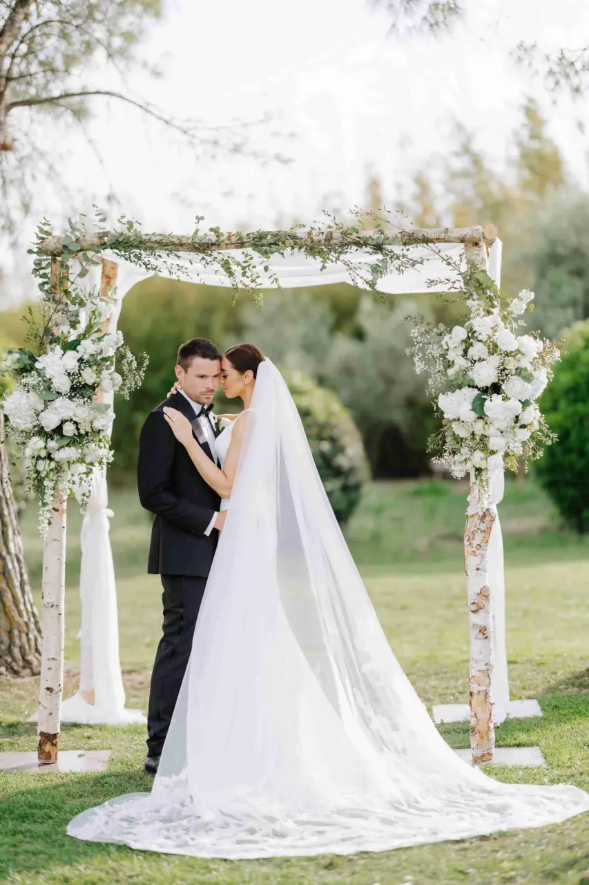 Couple marié sous une arche florale. Mariage Saint Remy de Provence