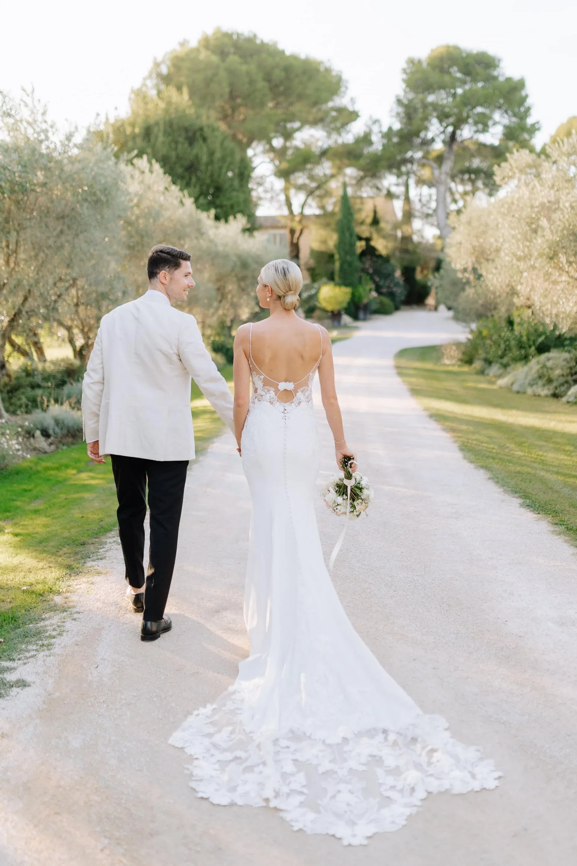 Couple se mariant dans un jardin paisible et verdoyant.