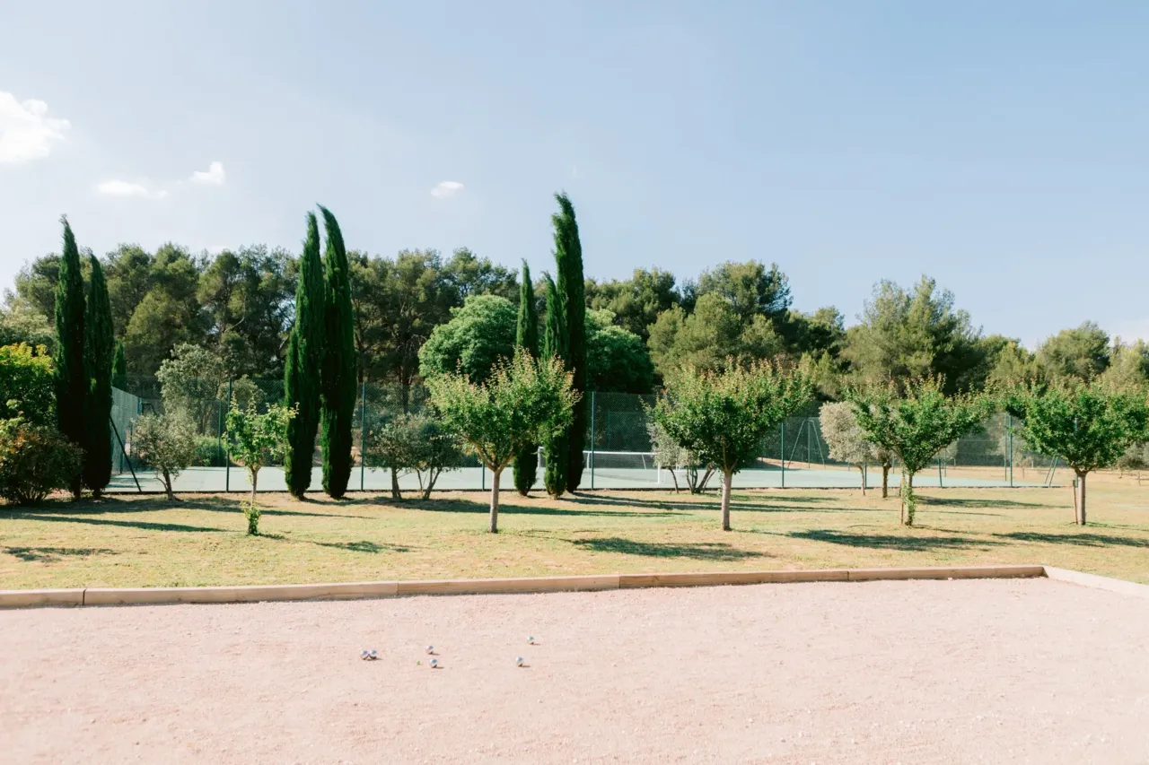 Mas Dans Le Luberon avec Terrain de pétanque devant des arbres et filets.