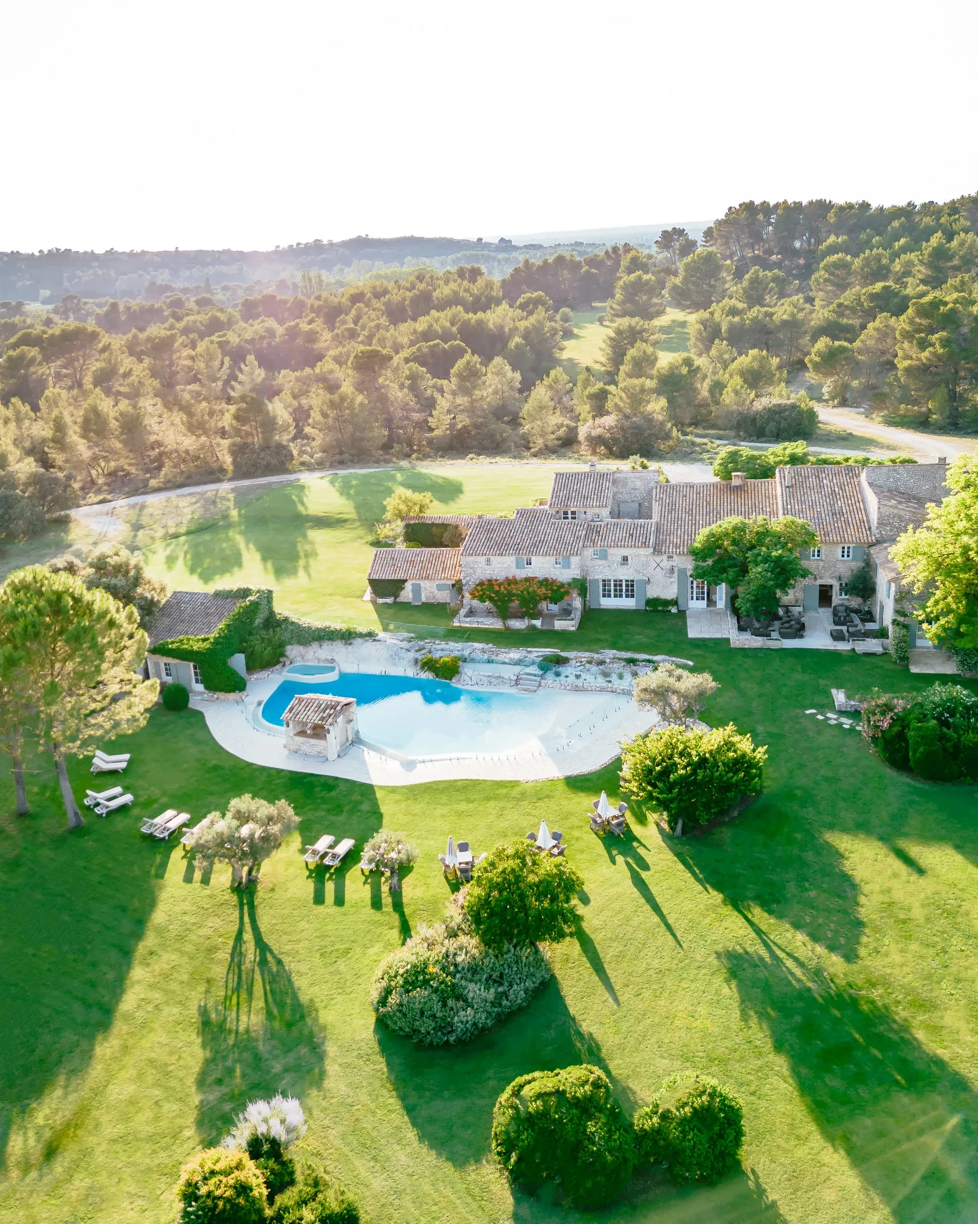 Villa avec piscine et jardin verdoyant vue aérienne.