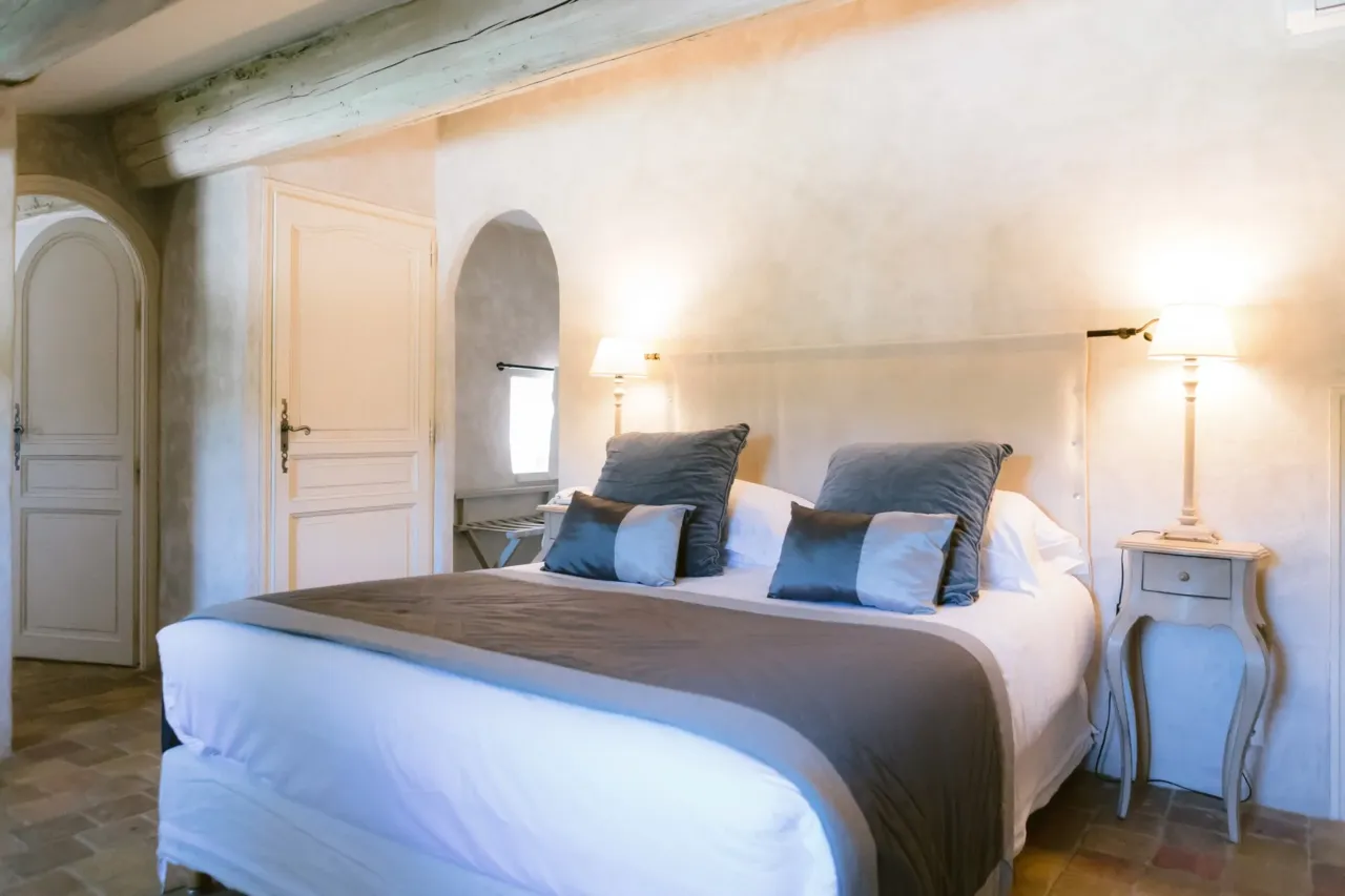 Chambre avec lit et éclairage chaleureux Domaine Saint Rémy de Provence