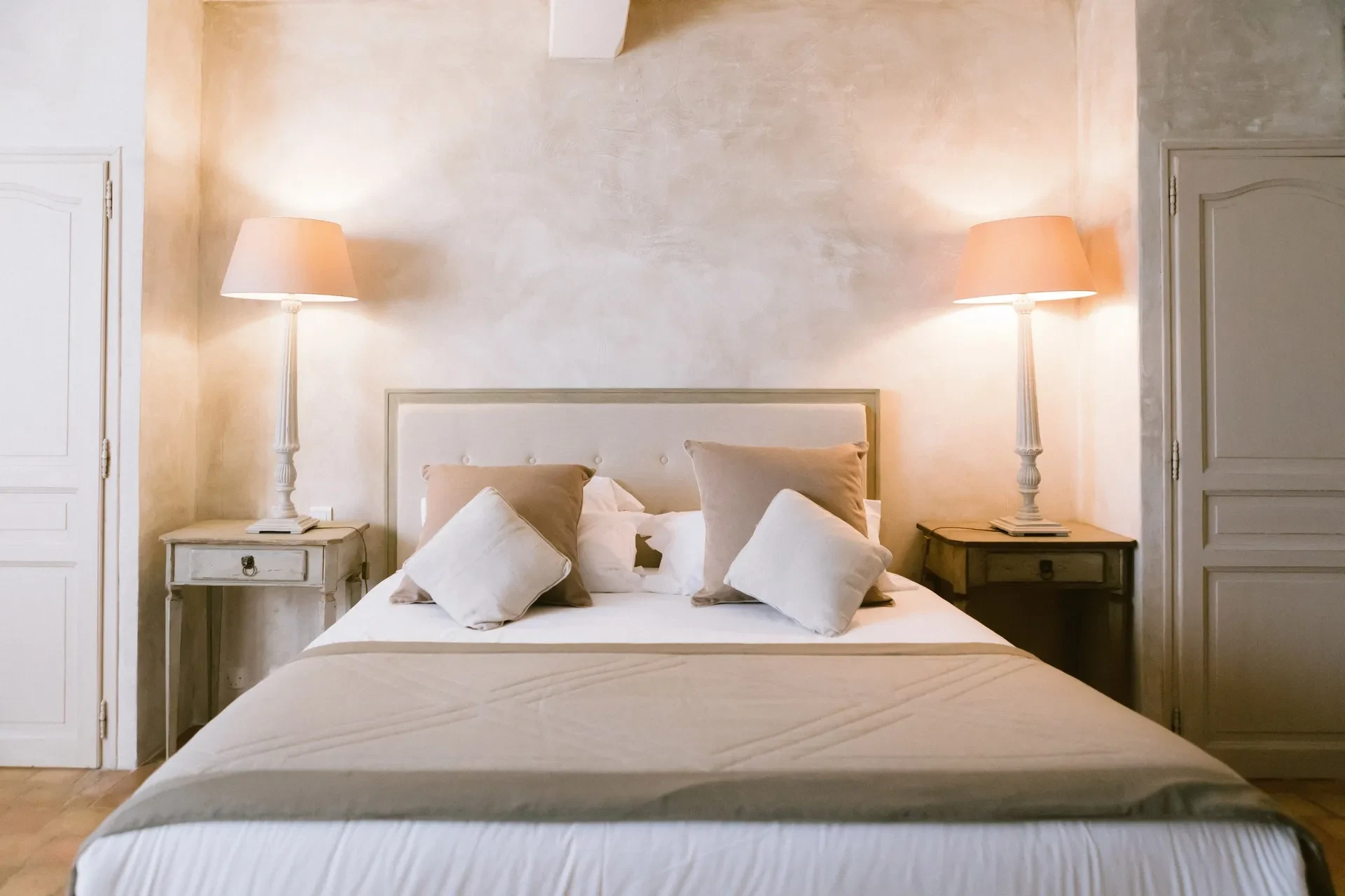 Chambre minimaliste avec lit et lampes élégantes. Domaine Saint Rémy de Provence
