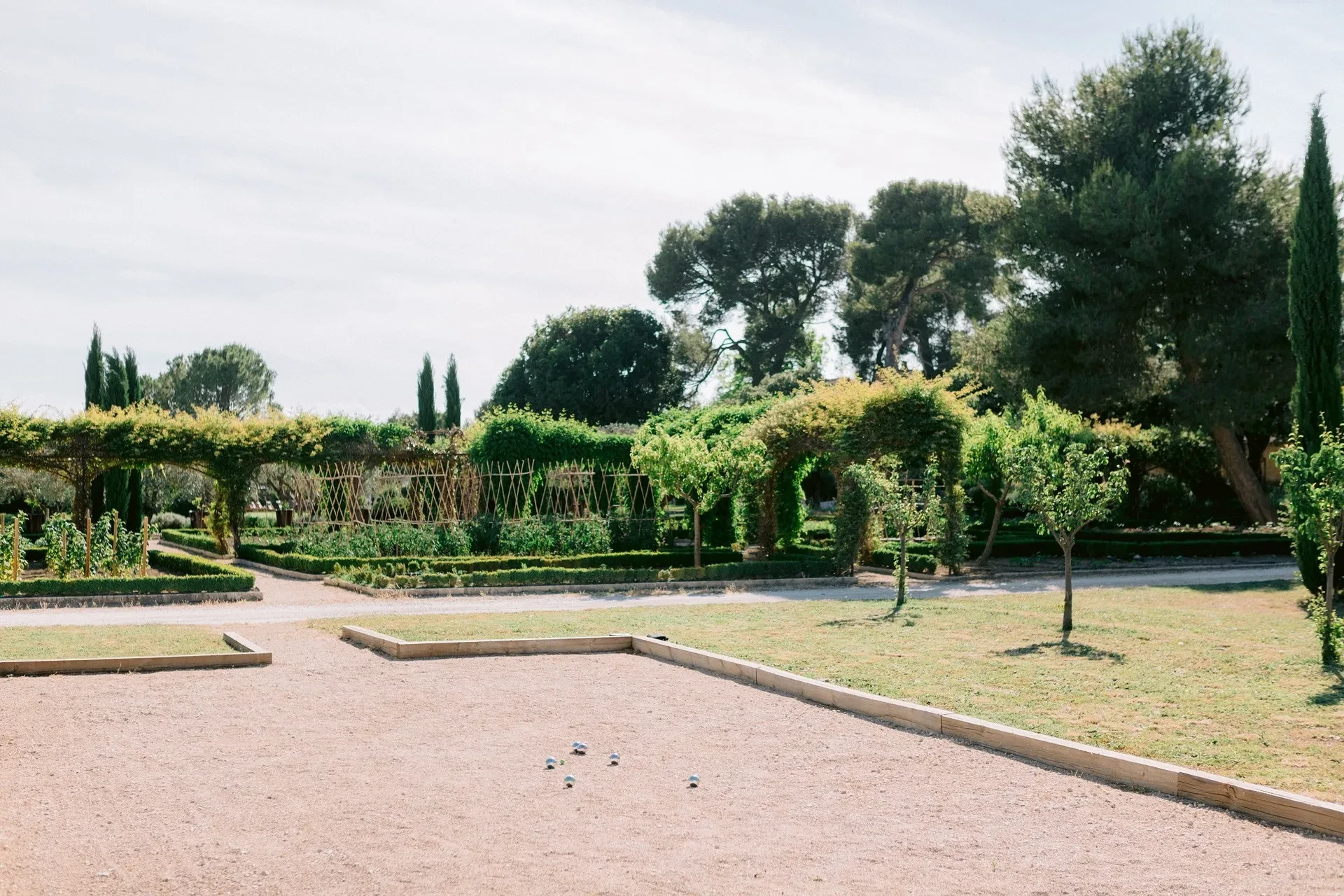 Mas Dans Le Luberon avec Terrain de pétanque dans un jardin arboré.