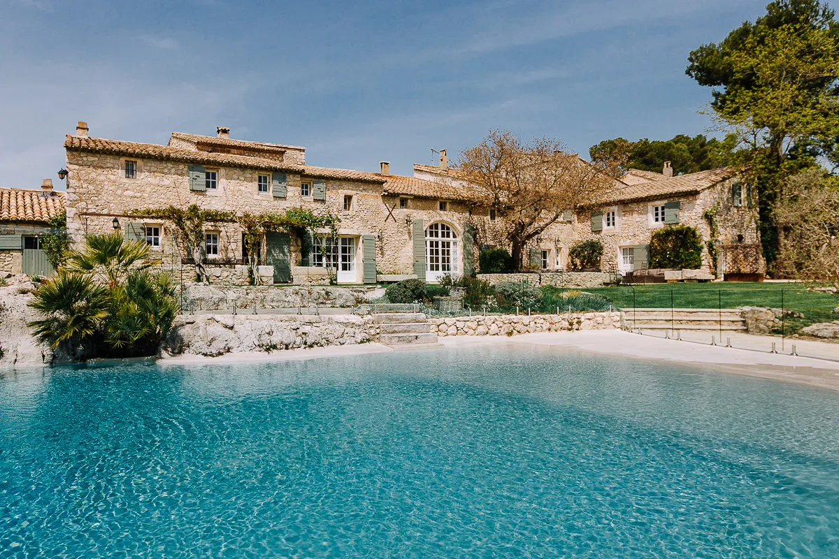 Mas en Provence en pierre avec piscine et jardin magnifiquement aménagé.
